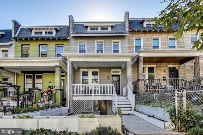 Building Photo - 317 Todd Pl NE