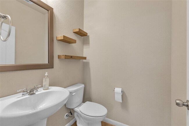 Building Photo - 2880 Donnell Dr