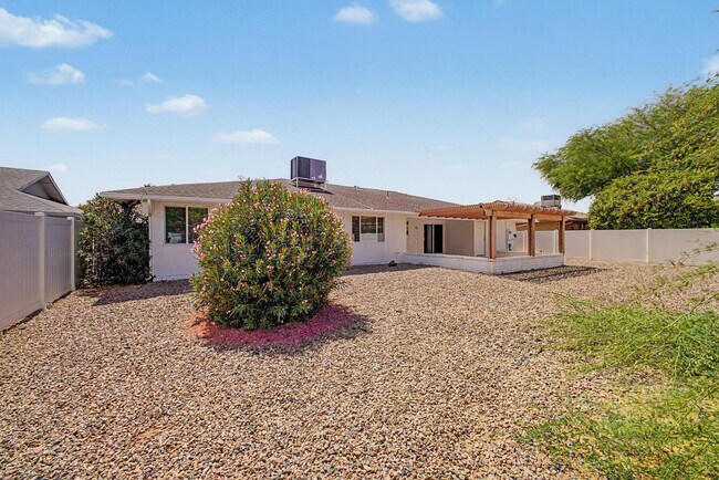 Building Photo - 12714 W Crystal Lake Dr