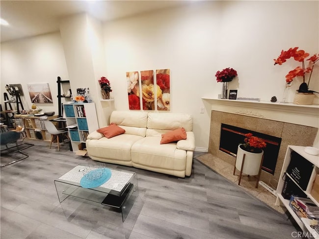 Building Photo - 351 N Post Oak Ln