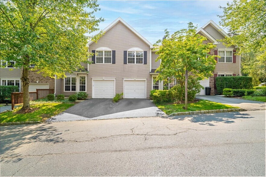 Primary Photo - 471 Mahogany Ct