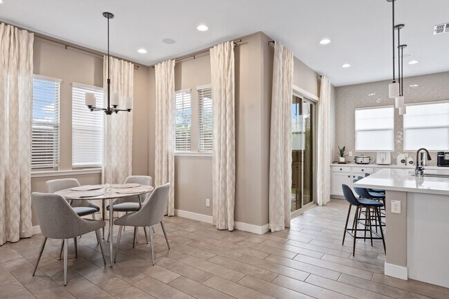 Building Photo - 1913 E Rosemary Dr