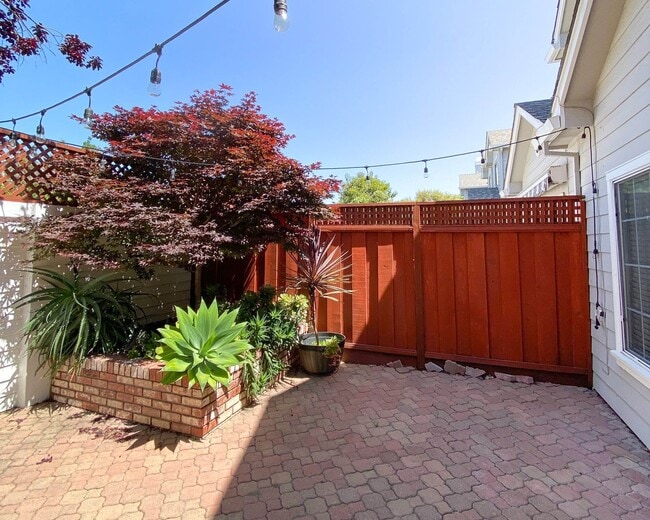 Building Photo - Amazing Downtown Campbell Location * Hardwood Floors * Spacious and Bright