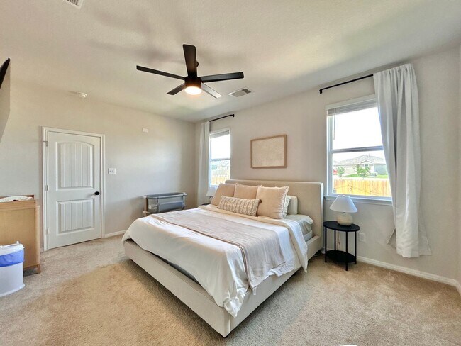 Building Photo - 401 Town Lk Bnd