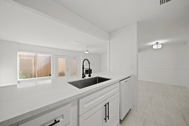 Building Photo - 11650 Village Pl Dr