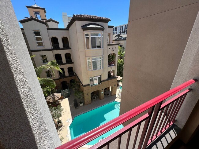 Building Photo - 2 bed 2 bath condo with laundry, A/C and fireplace! Heart of Banker's Hill!