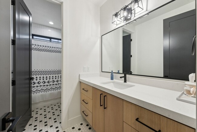 Building Photo - Stunning Single Family Home In Beautiful N...
