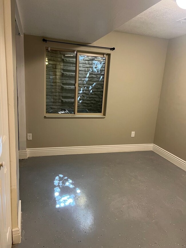 Building Photo - Newly Remodeled Townhome