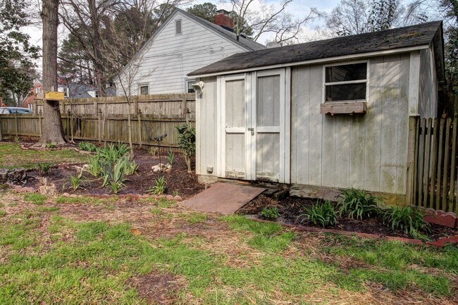 Building Photo - Beautiful and Spacious 2bd/1ba Home Near Northgate Park in Durham's Colonial Village!