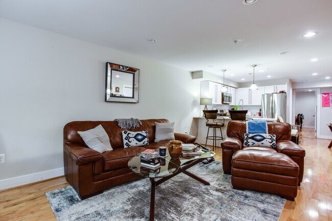 Building Photo - Cozy 1 Bedroom Apartment in Bloomingdale!