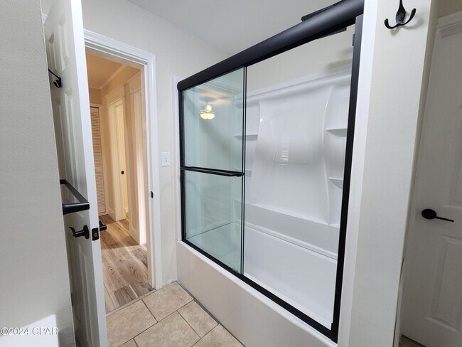 Building Photo - Tiny home vibe on a large private lot!!