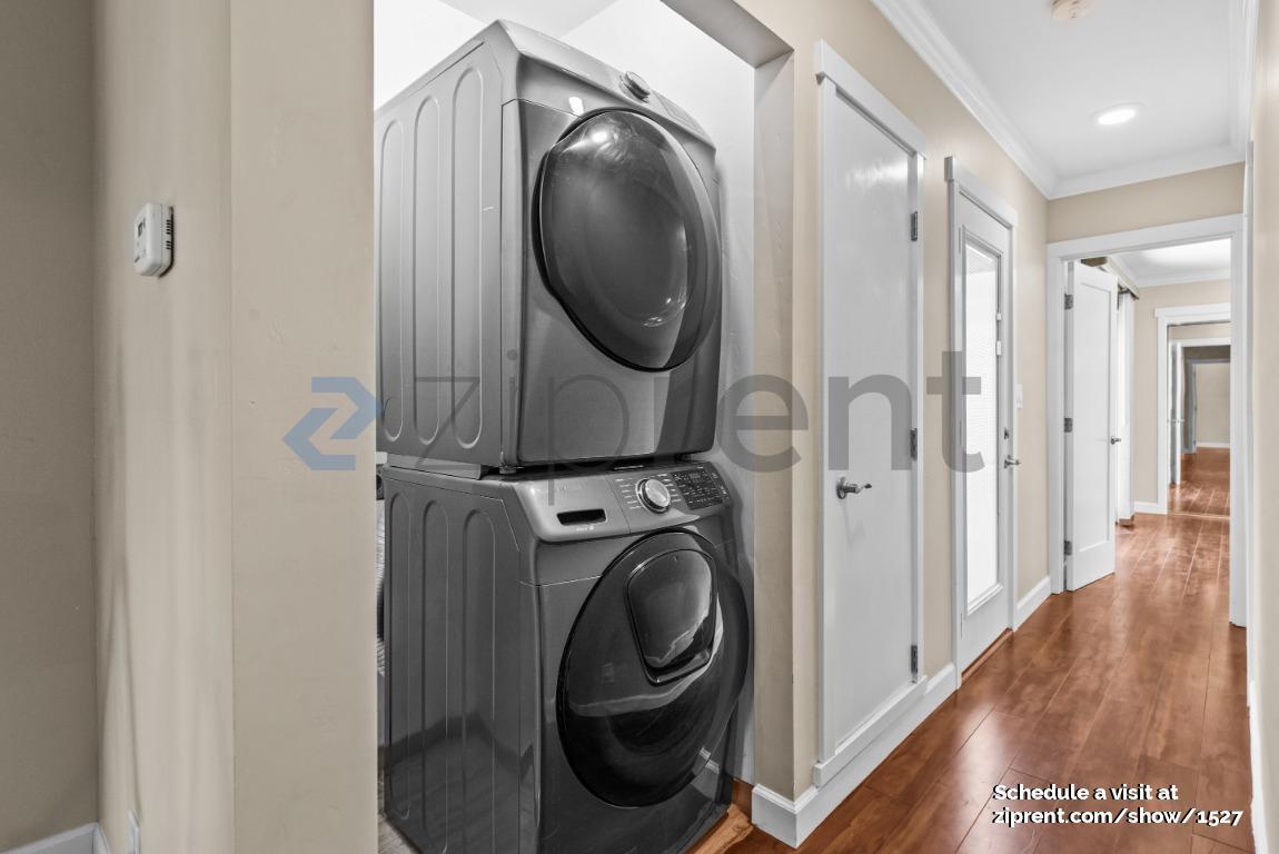 Building Photo - Unit Front House