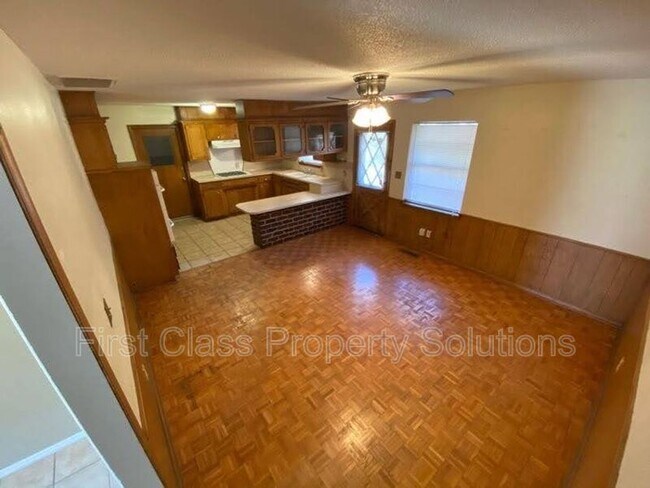 Building Photo - 6300 N Wildewood Dr