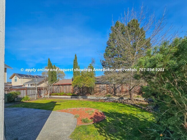 Building Photo - Newly Updated - New Appliances, Flooring, ...