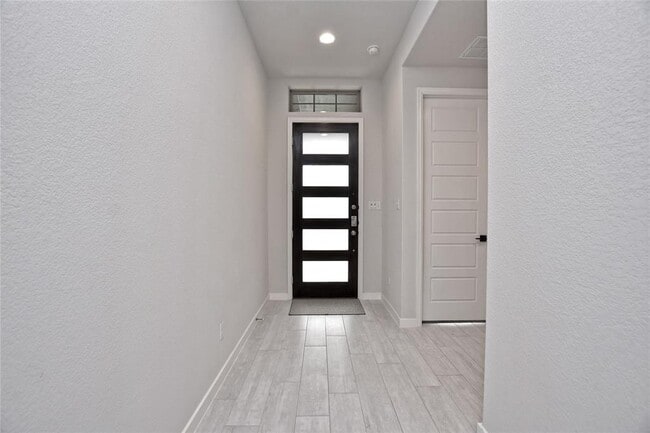 Building Photo - 909 Del Raphael Dr
