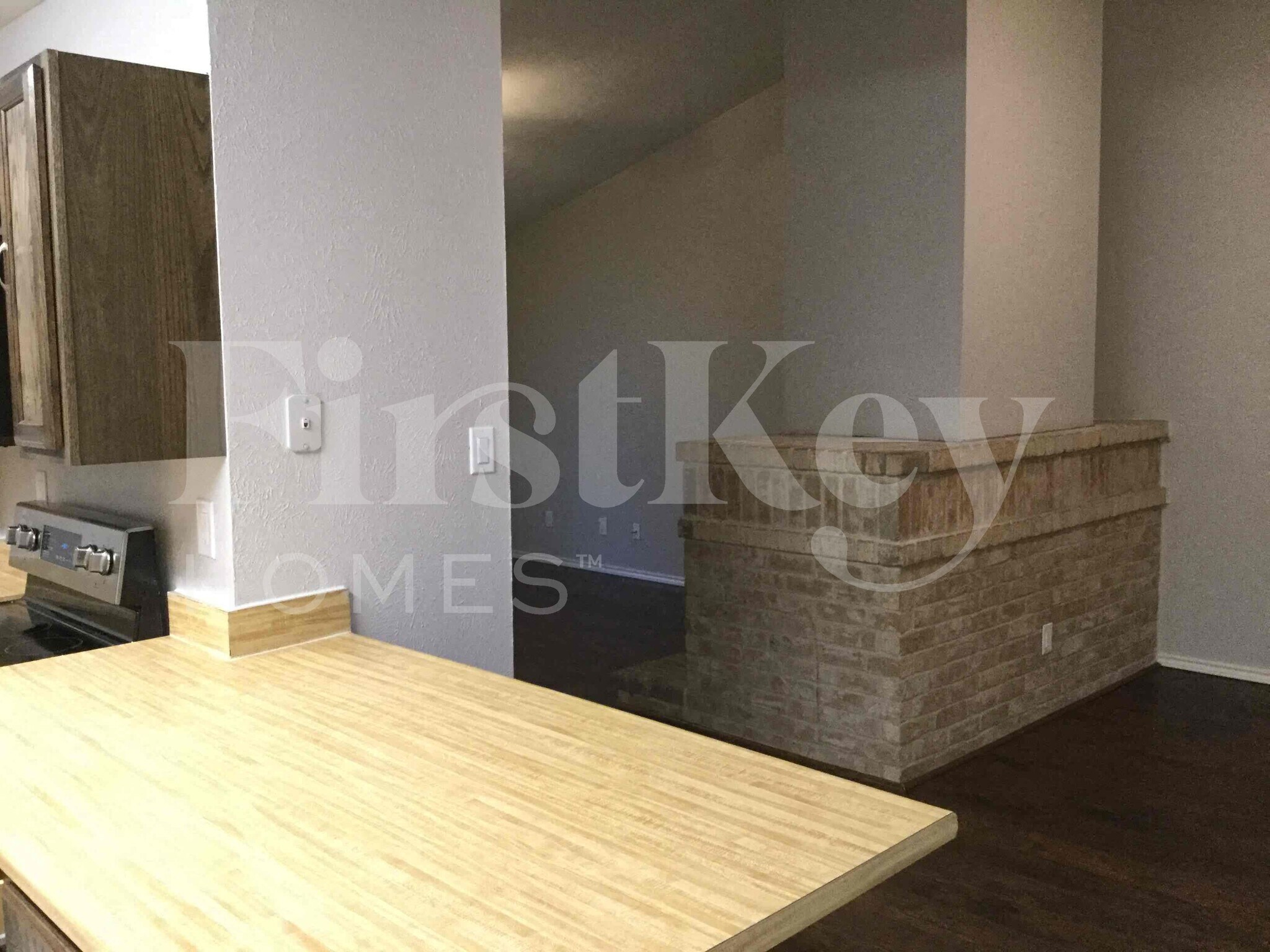 Building Photo - 717 Redbud Dr