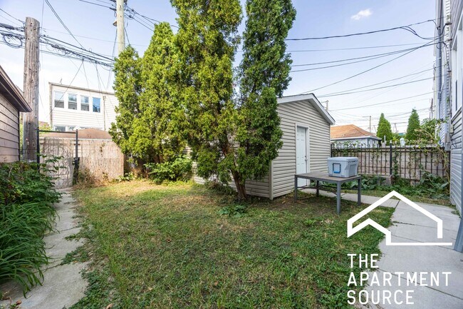 Building Photo - 3022 N Avers Ave