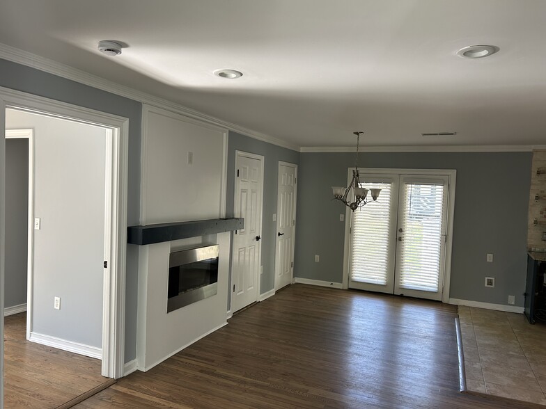 Building Photo - 3020 Pasadena Dr