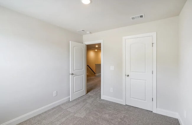 Building Photo - 228 River Rock Dr