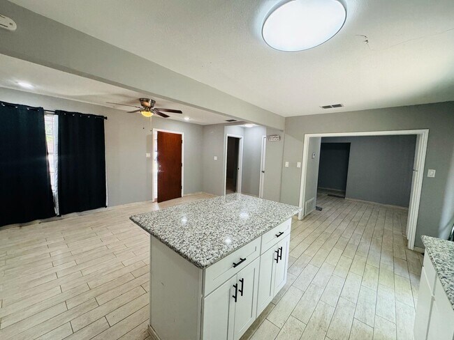 Building Photo - 112 Mirasol Dr