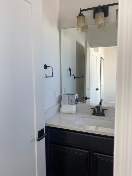 Private Bath - 2848 Kendall St