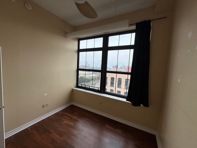 Building Photo - Down Town luxury condo is in a newly renov...