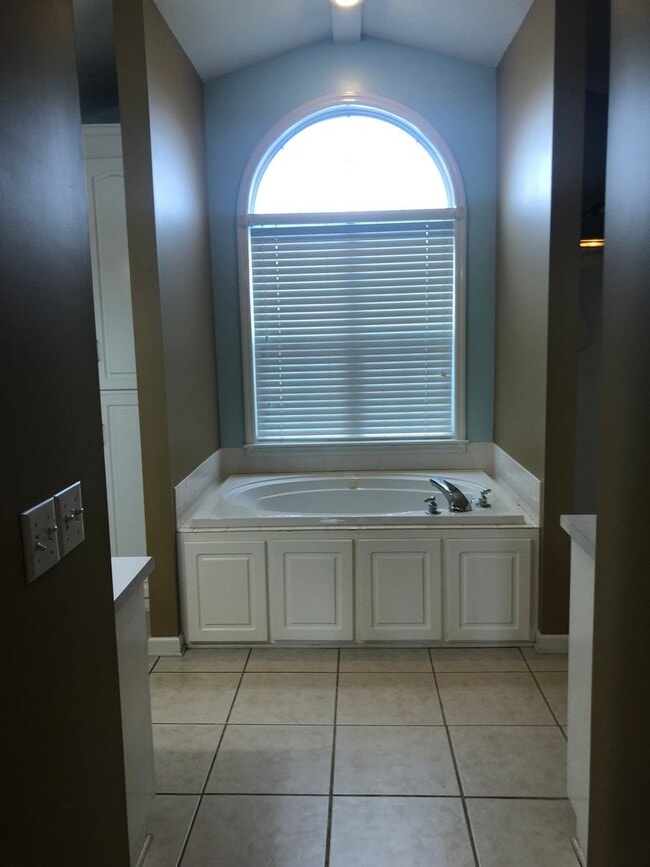 Building Photo - Windsor Garden Subdivision - Pool with Poo...