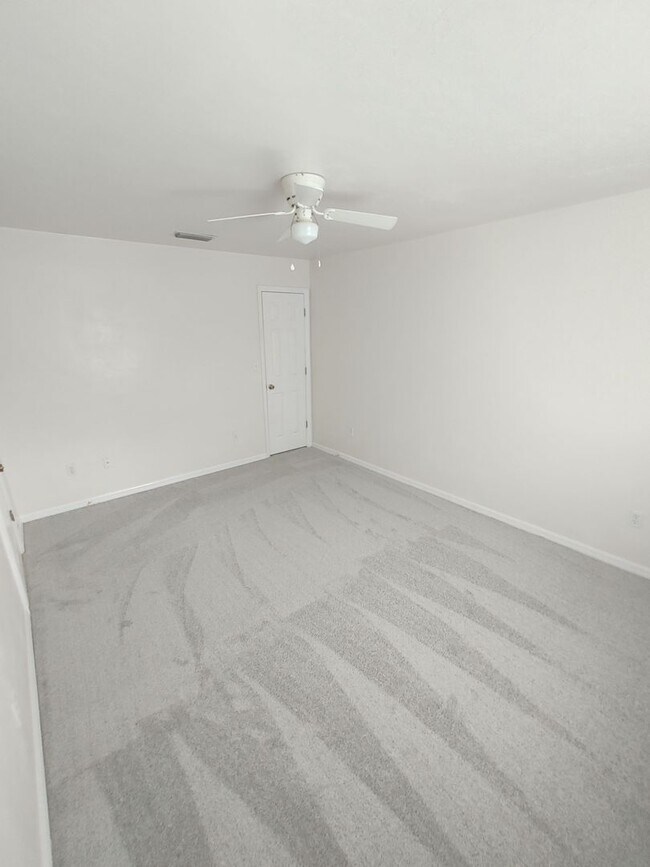 Building Photo - * PRICE DROP * 2/2 House with Garage in Pa...