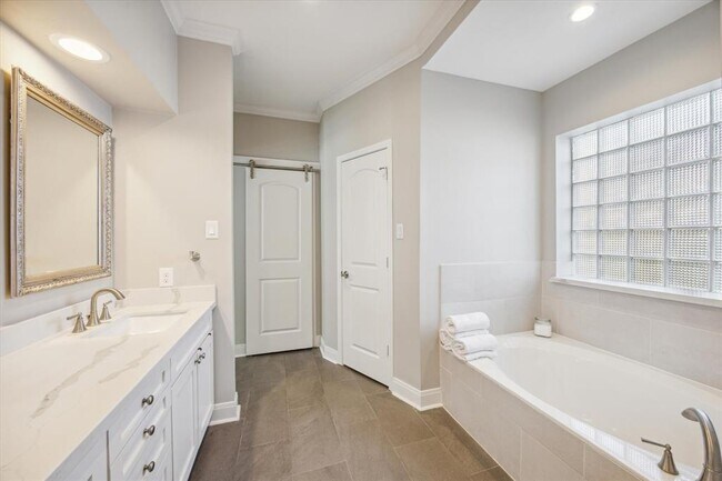 Building Photo - 1122 Daria Dr