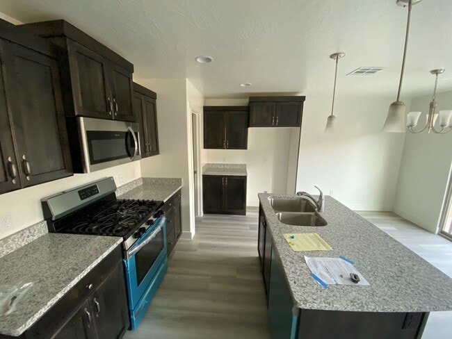 Building Photo - Modern Comfort Awaits – 4 Bed, 2.5 Bath To...