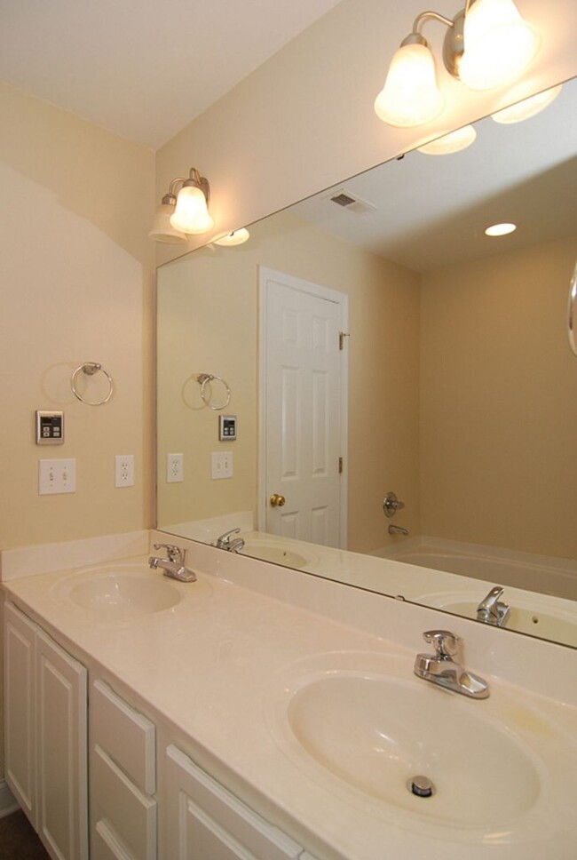 Building Photo - 2 Bedroom, 2.5 Bath in Hampton Forest - Av...