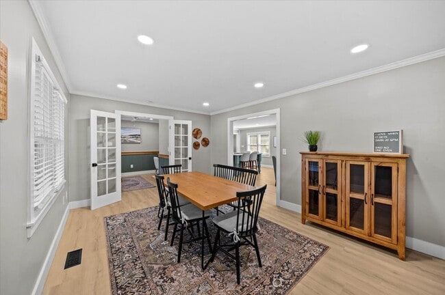 Building Photo - 103 Poinsettia Dr