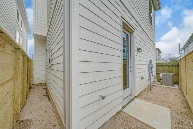 Building Photo - 2311 Solo St