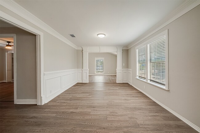 Building Photo - 5831 Annunciation St