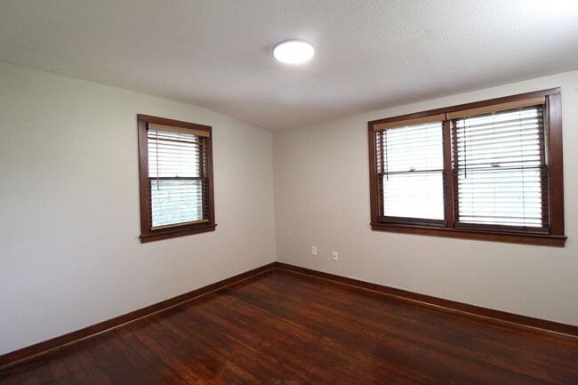 Building Photo - Updated 1 Bedroom 1 Bath Home In Kansas Ci...