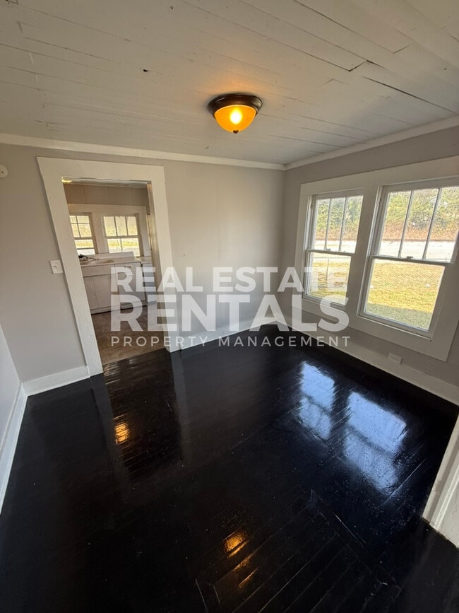 Building Photo - 205 4th St SW