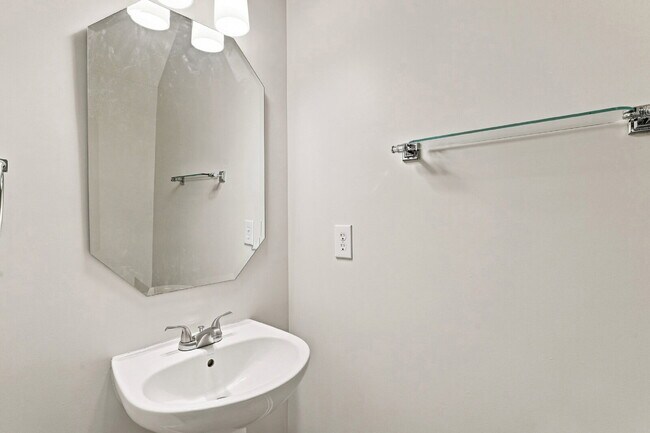 Building Photo - Spacious End Unit Townhome!