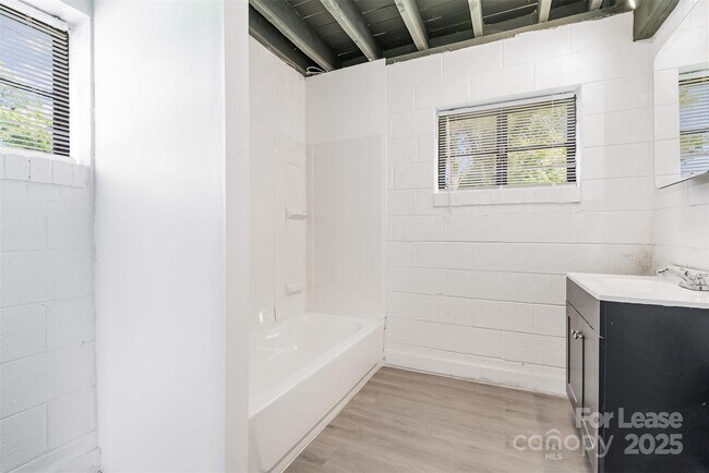 Building Photo - 412 Flat Dr