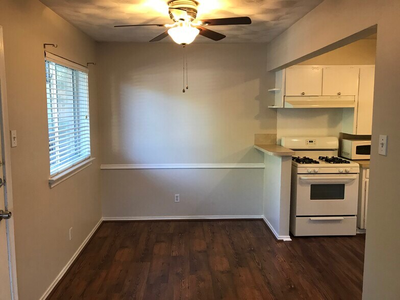 Dining Area - 6205 Oram St