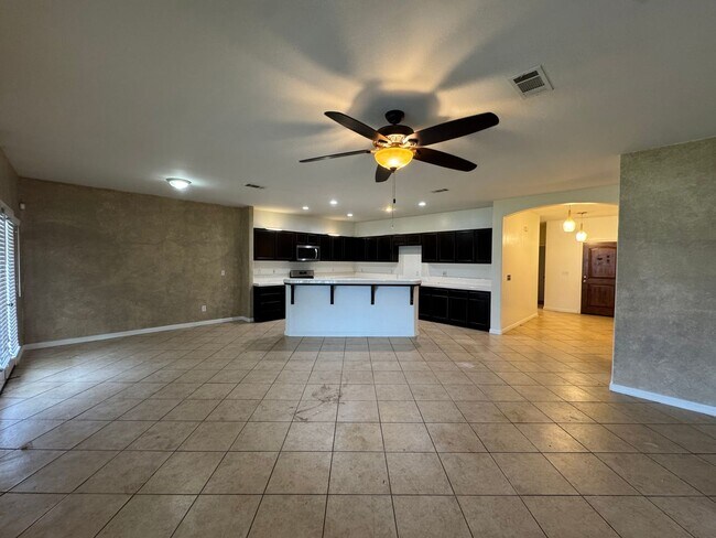 Building Photo - Spacious home with a pool! MOVE IN SPECIAL