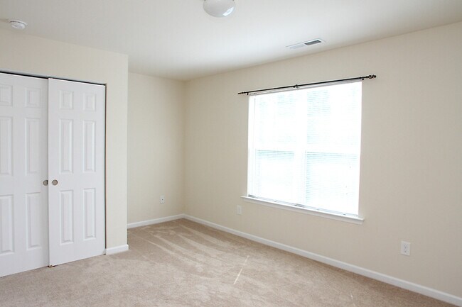 Building Photo - Beautiful Two Bedroom Townhome in Convenie...