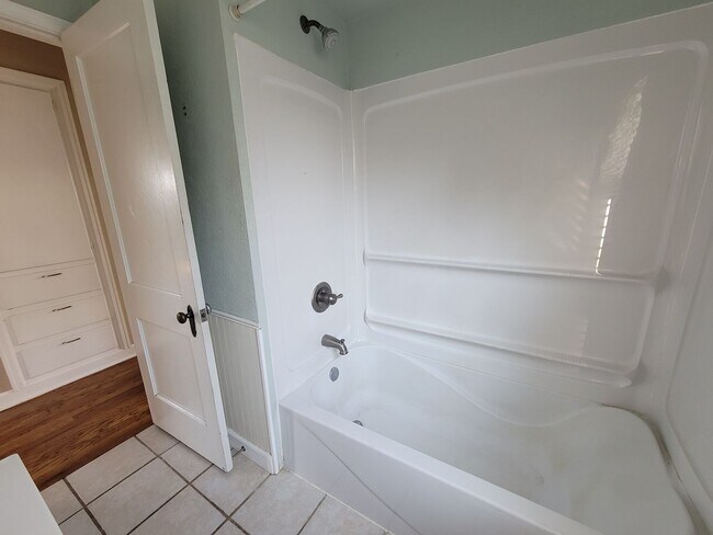 Building Photo - Great NE location 3 bedroom 1 bath, 1 stal...