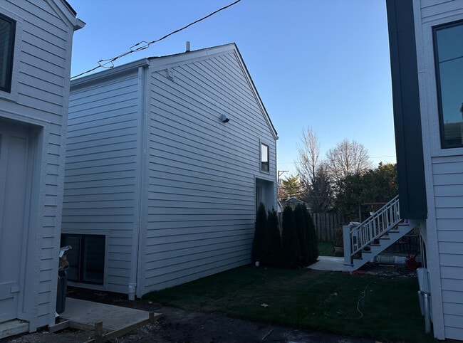 Building Photo - 4243 N Damen Ave