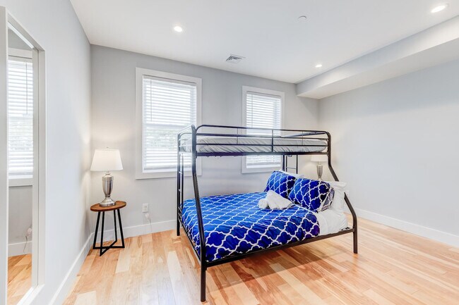 Building Photo - 1011 Bennington St