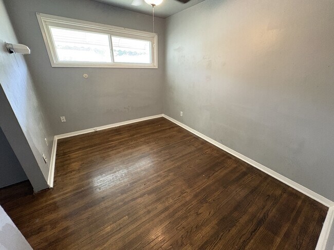 Building Photo - 2442 N Pittsburg Ave