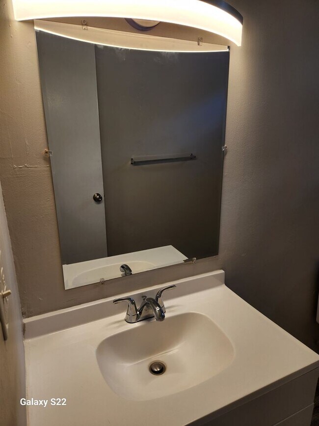 Building Photo - Two Bedroom, One Bath Apartment for Rent