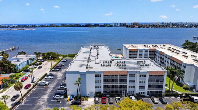 Building Photo - 1502 S Lakeside Dr