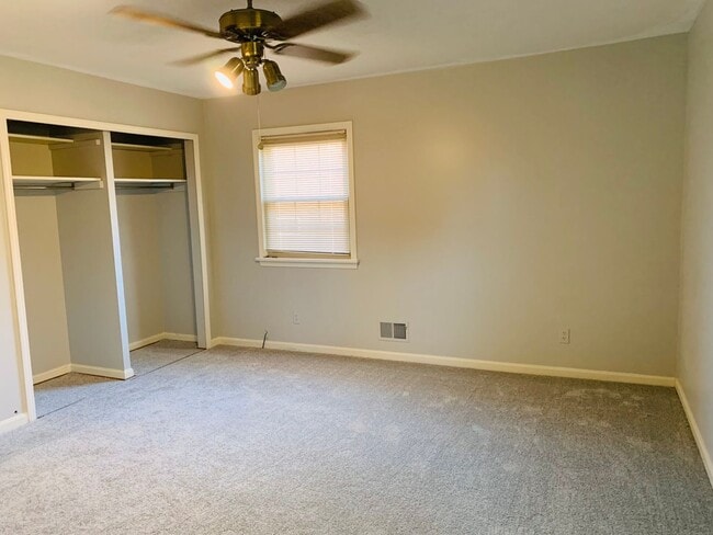 Building Photo - Spacious Three Bedroom/Three Bath Ranch in...