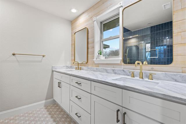 Building Photo - 3327 Carriage Cir