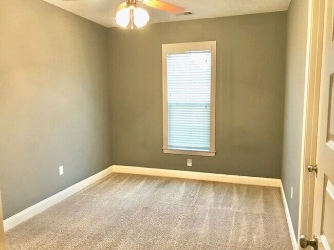 Building Photo - 4 Bedroom 3 Bath Home In Southeast Memphis...